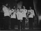 Jordan links neben Chick Webb (mitte)